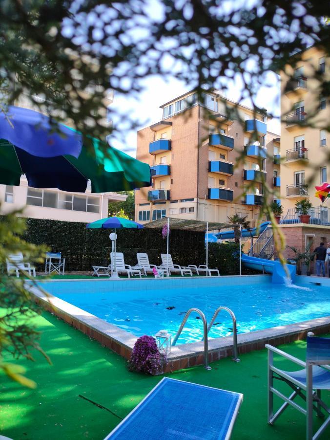 Club Hotel Residence Cesenatico Eksteriør billede